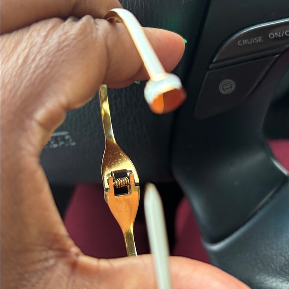 18K gold plated vintage cream gold-tone Nail fashion bracelet - Picture 8 of 12